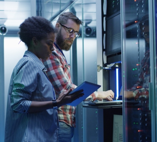 Two technicians are working on IT consulting